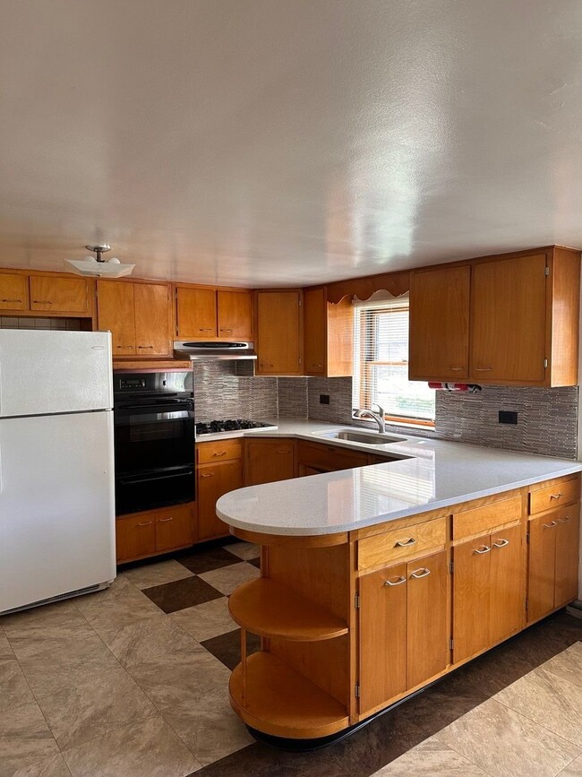 Building Photo - 2555 N Nordica Ave