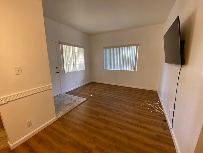 Foto del edificio - 2 BEDROOM DOWNSTAIRS END UNIT WITH PATIO