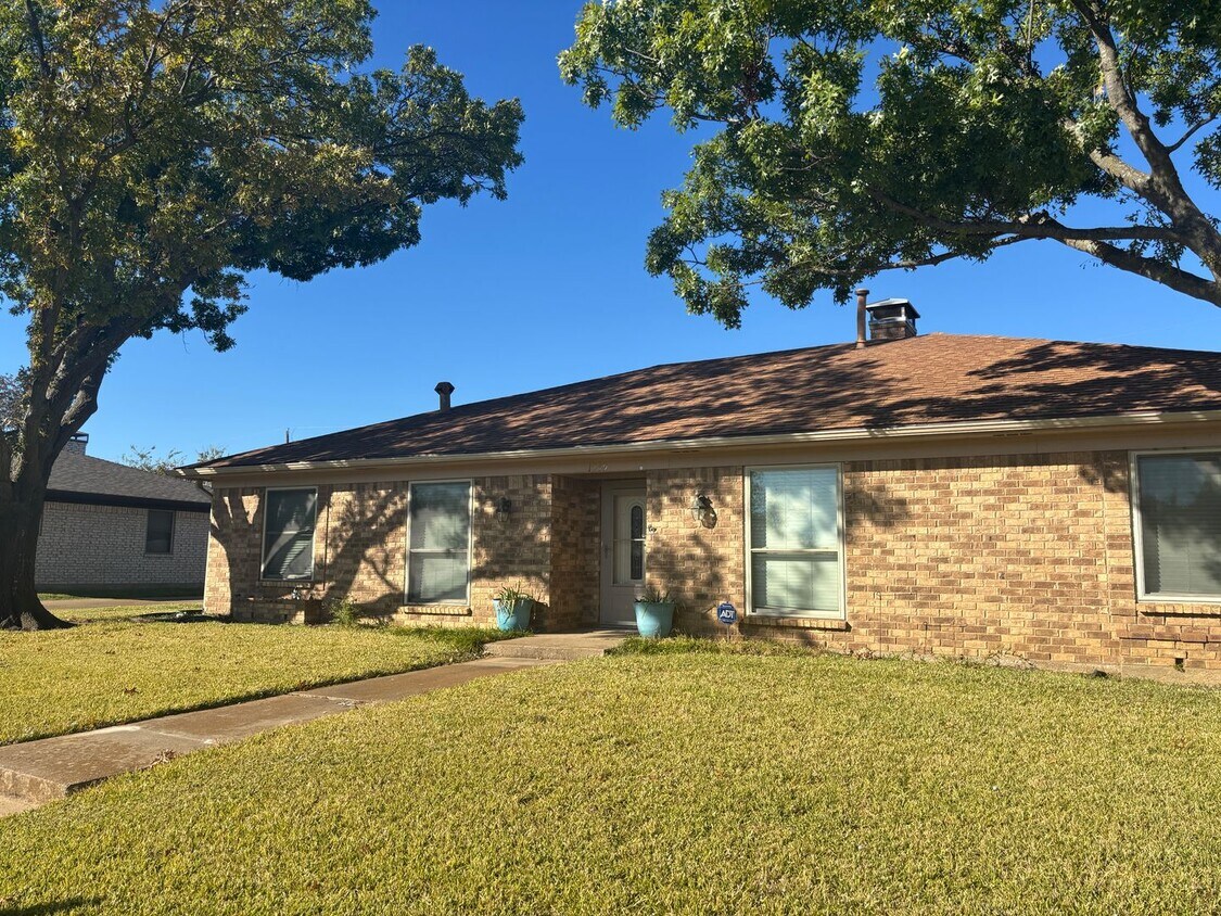 Primary Photo - Remodeled 3/2/2 with Lots of Square Footage!