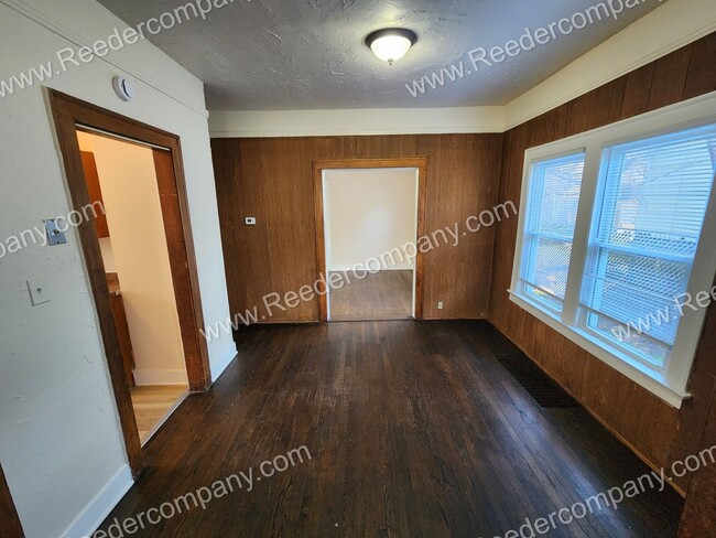 Foto del edificio - 2 bedroom 1 bath for rent. Located right a...