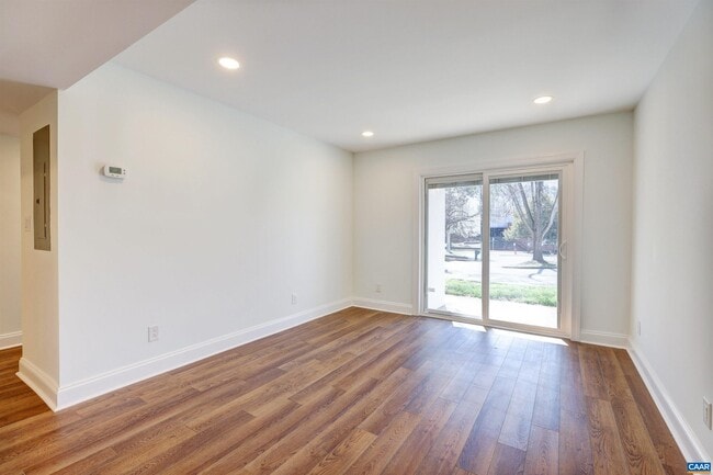 Building Photo - 1243 Cedars Ct