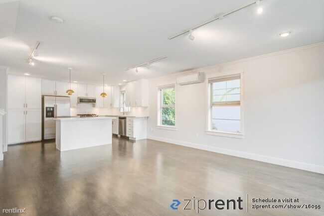 Building Photo - 3 br, 2.5 bath Townhome - 3811 Evanston Av...