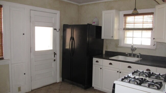 Building Photo - NOW PRE-LEASING-AVAILABLE LATE MAY