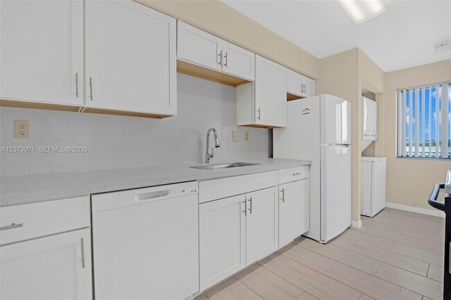 Foto del edificio - 15545 Miami Lakeway N