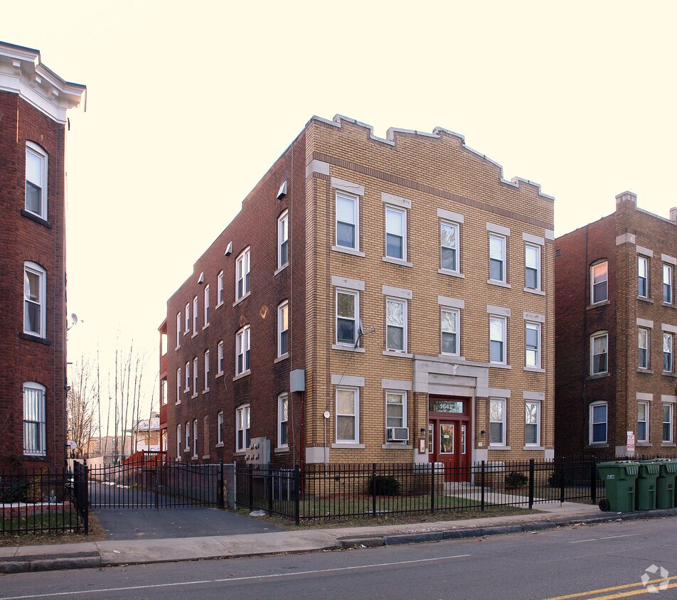 Building Photo - 1642 Broad St