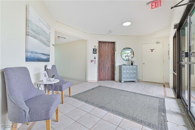 Foto del edificio - 975 Palm View Dr