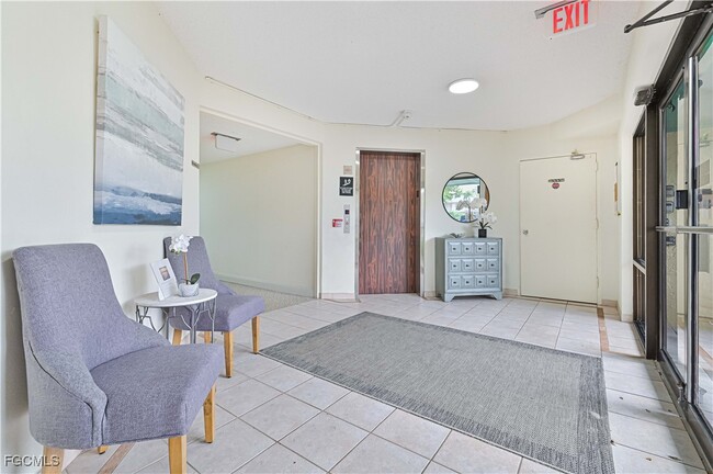 Building Photo - 975 Palm View Dr