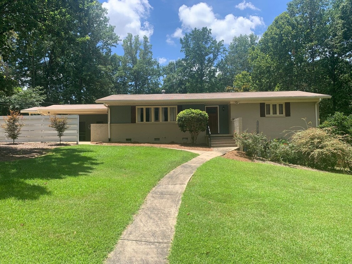 Building Photo - Great Location on this 4 Bedroom Home in A...