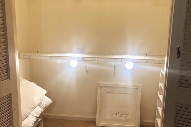 Foto del edificio - 4845 Marsha Dr, Unit 1