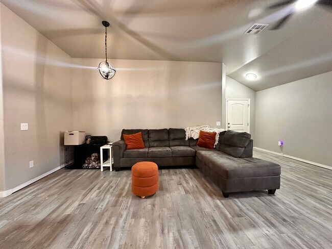 Foto del edificio - Almost NEW 4 Bed, 2 Bath Home in Midwest City- Move in Deposit-Free! (If Qualified)