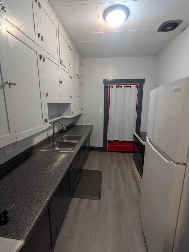 Kitchen - 211 W 10th Ave