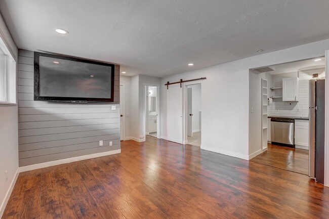 Building Photo - $1,295.95 - 1 Bed Updated Condo right by Cherry Creek Shopping Center!