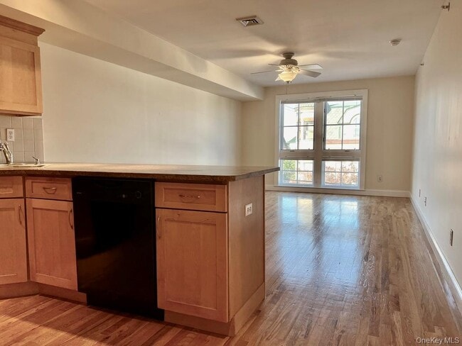 Building Photo - 2 E Main St