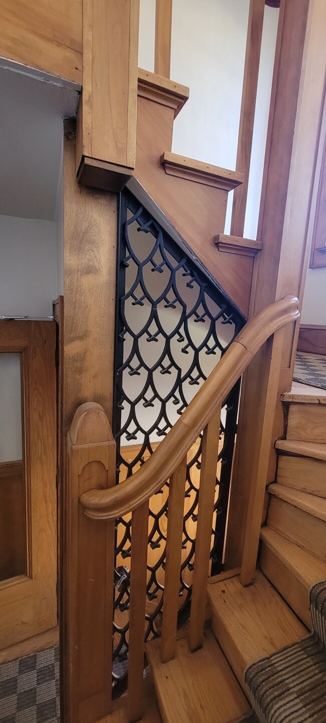 details on staircase - 2021 E Park Pl