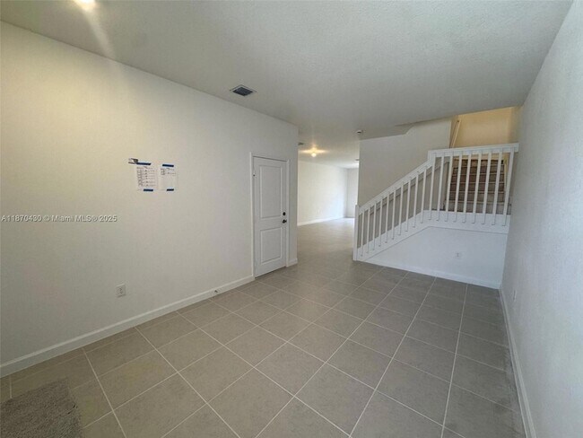 Foto del edificio - 2439 SE 28th St