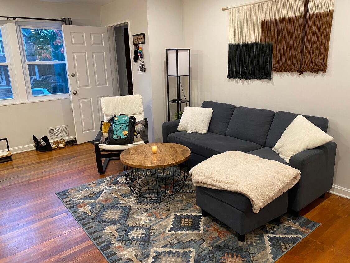 living room - 820 N Cleveland St