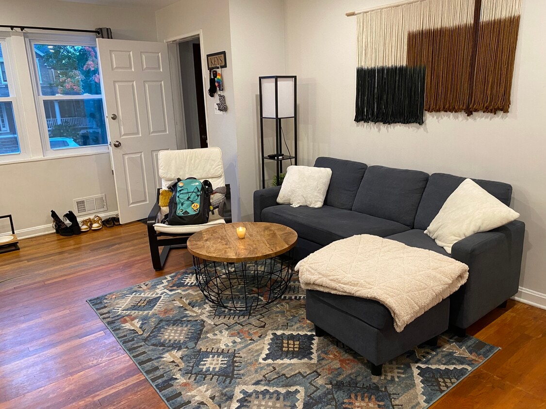 living room - 820 N Cleveland St