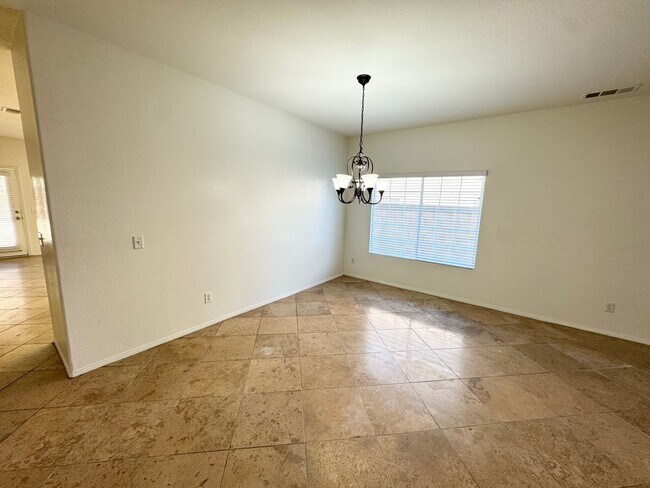 Foto del edificio - Spacious 6 bedroom home in West Palmdale
