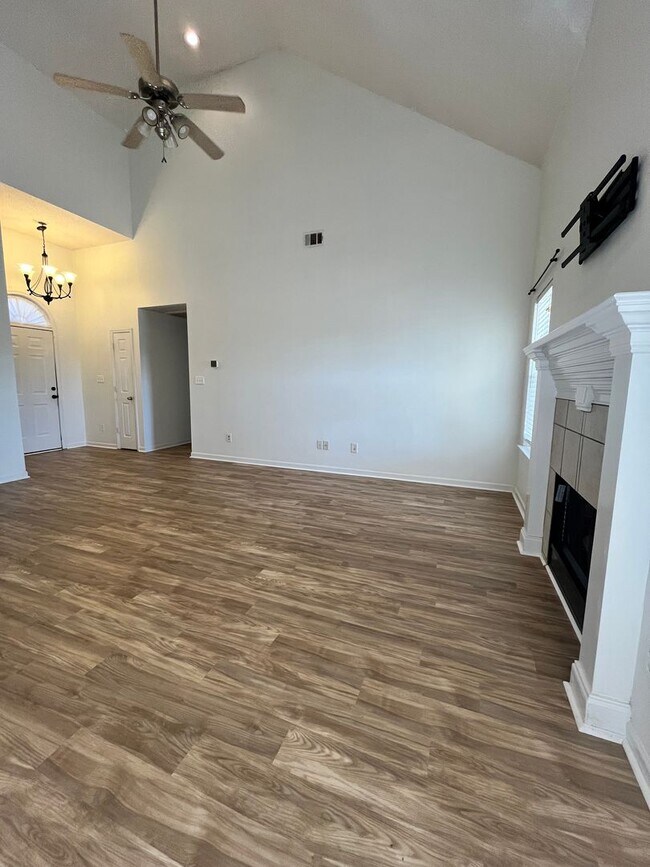 Building Photo - 715 Sark Dr