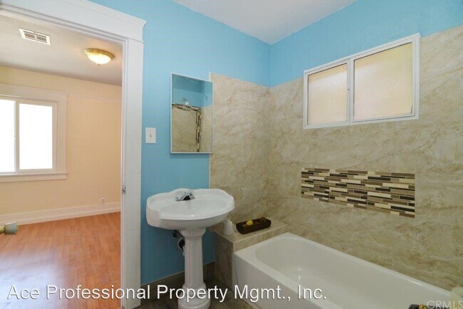 Building Photo - 2 br, 1 bath House - 807 W. Chestnut Street