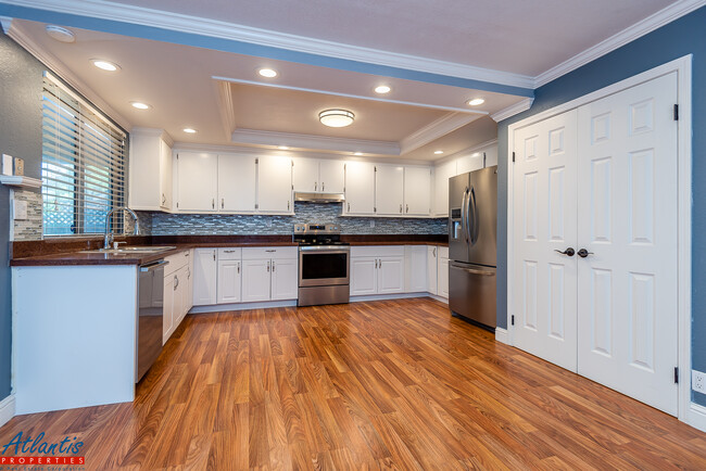 Building Photo - 130 Baroni Ave