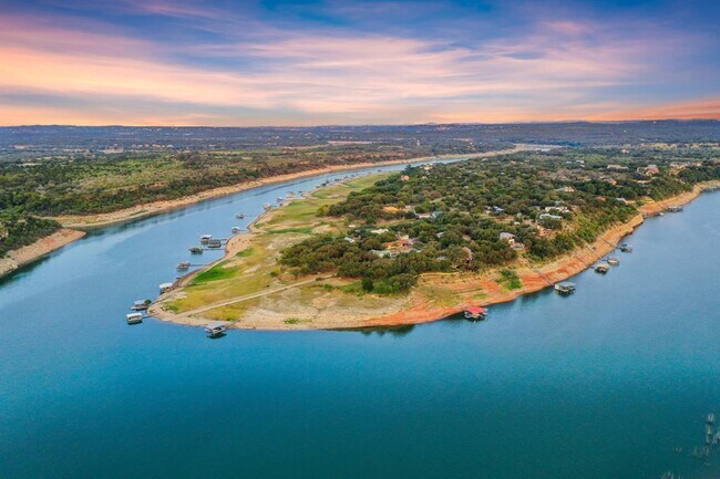 Foto del edificio - 1352 Lakeshore Dr