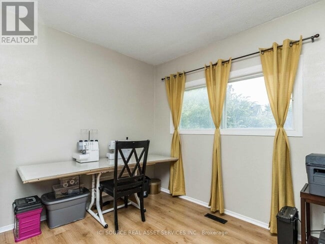 Photo du bâtiment - 26 McMurchy Ave S