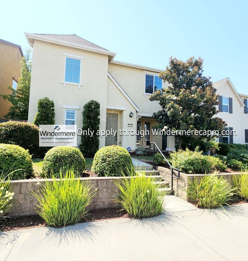 Primary Photo - Gorgeous 3BR/3BA Roseville Rental Home