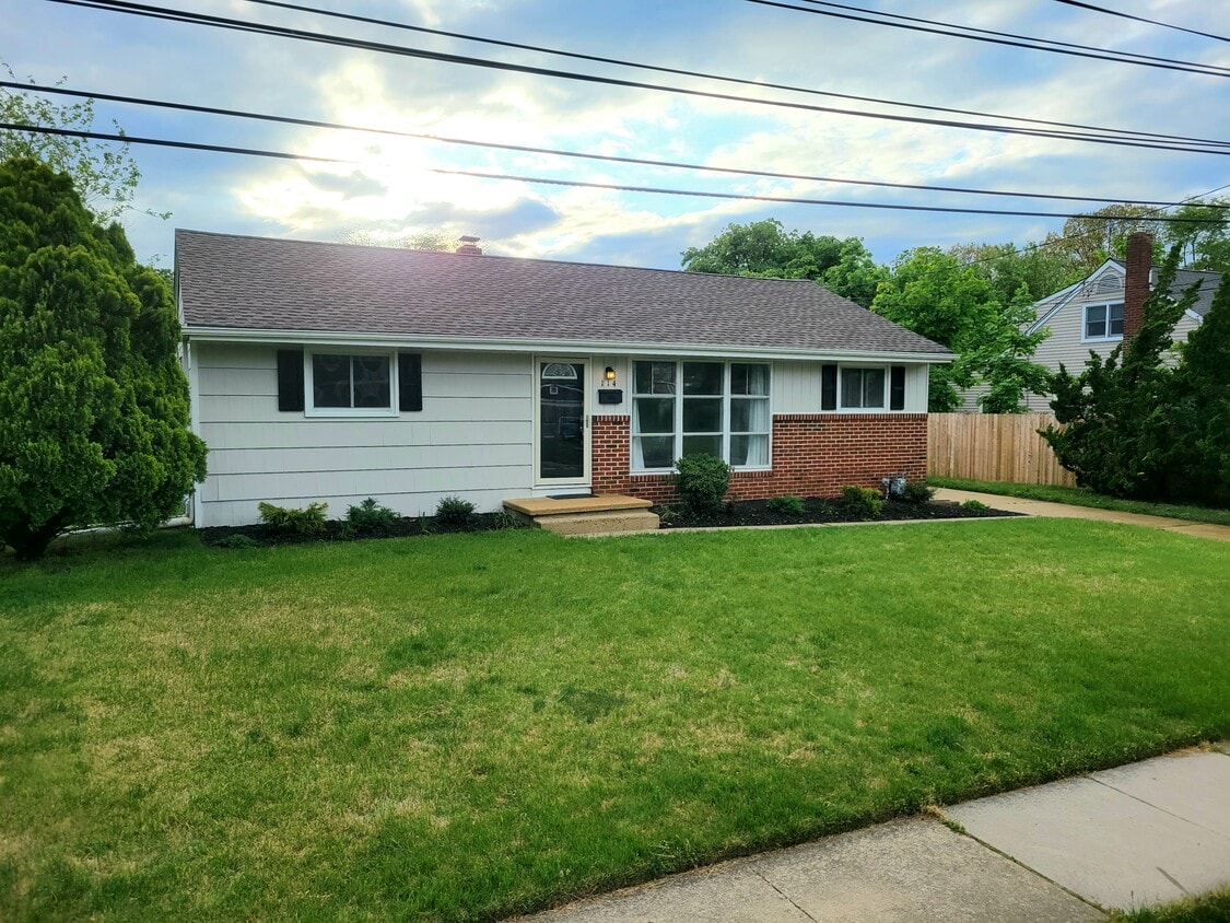 Primary Photo - 114 Ellis Ave