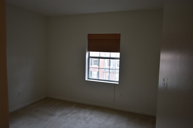Building Photo - Colonial Village Key Blvd