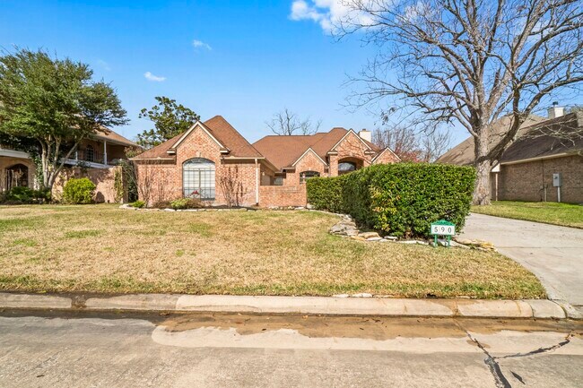 Building Photo - 590 Edgewood Dr