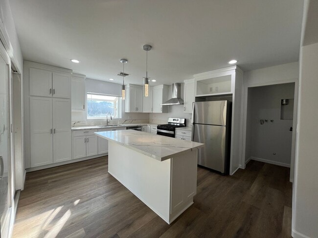 Foto del edificio - Fully remodeled Reseda 3+2 home w/solar panels to help lower your utility costs!