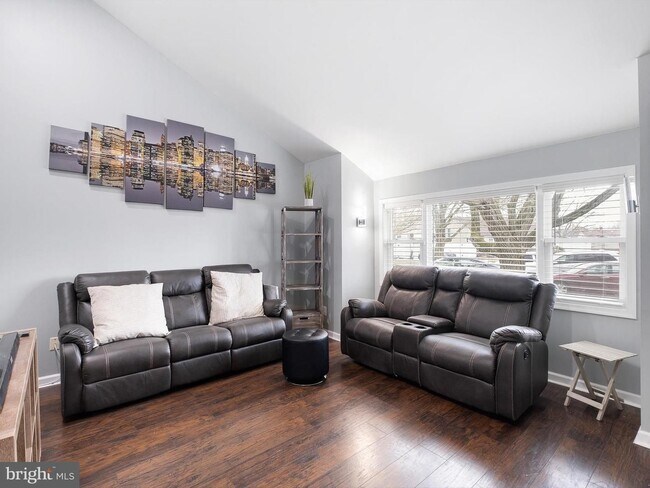 Building Photo - 5 Brennen Ct