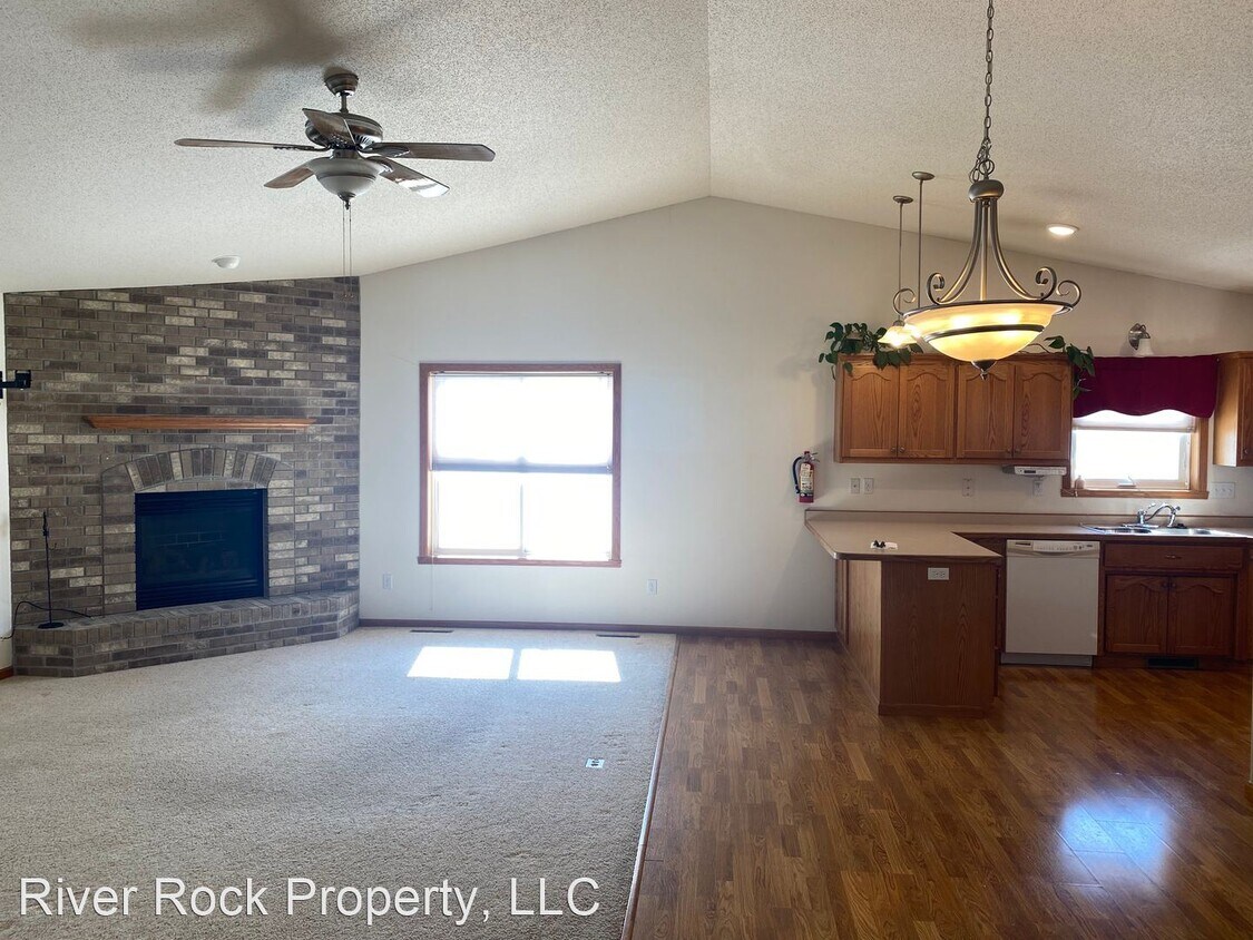 2 br, 2 bath House 1022 33rd Street South House Rental in Moorhead