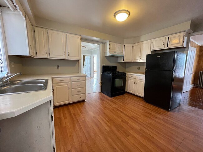 Kitchen - 85 Bank St