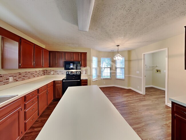 Foto del edificio - 2421 Keeling Dr