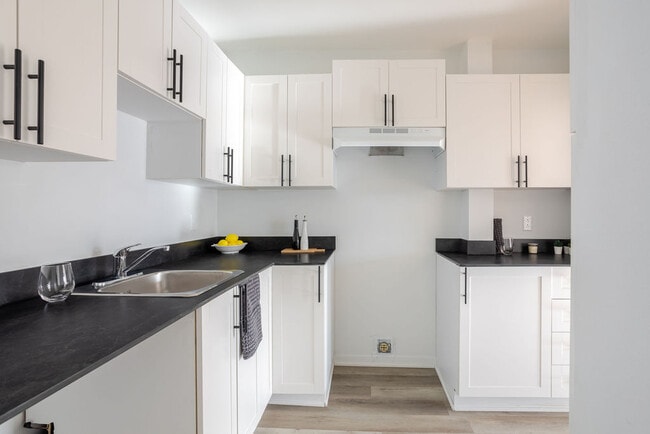 Building Photo - 25-35 Ch Du Richelieu