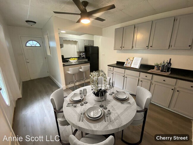 Foto del edificio - 3 br, 2 bath House - 1104 Cherry St.