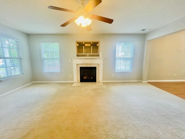 Building Photo - 528 River View Dr