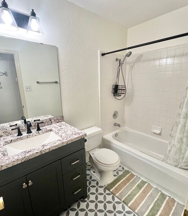 Foto del edificio - NEW IN MANAGEMENT - AVAILABLE NOW