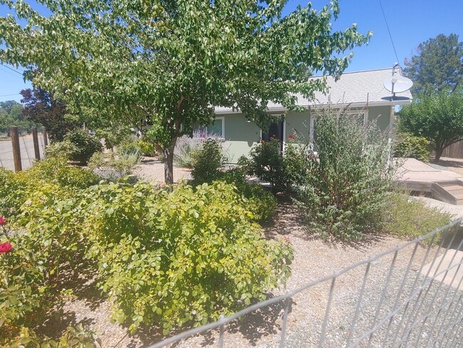 Building Photo - Lakeport location for retn!!