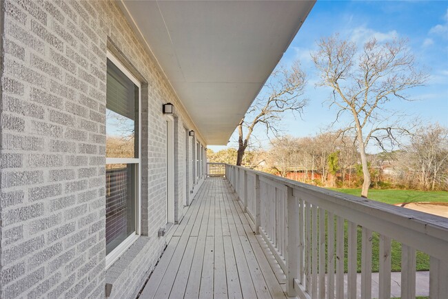 Building Photo - 1803 Oak St