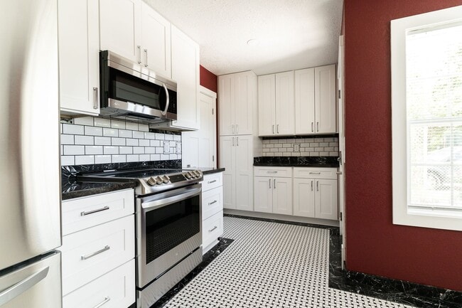 Building Photo - 3-Bedroom 2 Bath Classic Cape Cod House  (...