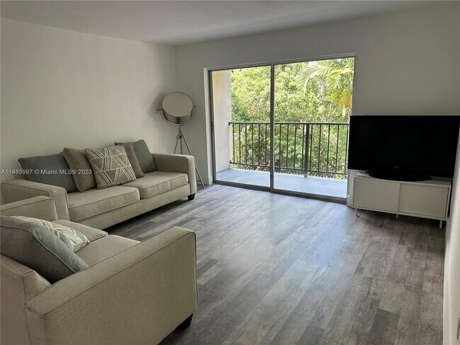 Foto del edificio - 555 NE 123rd St