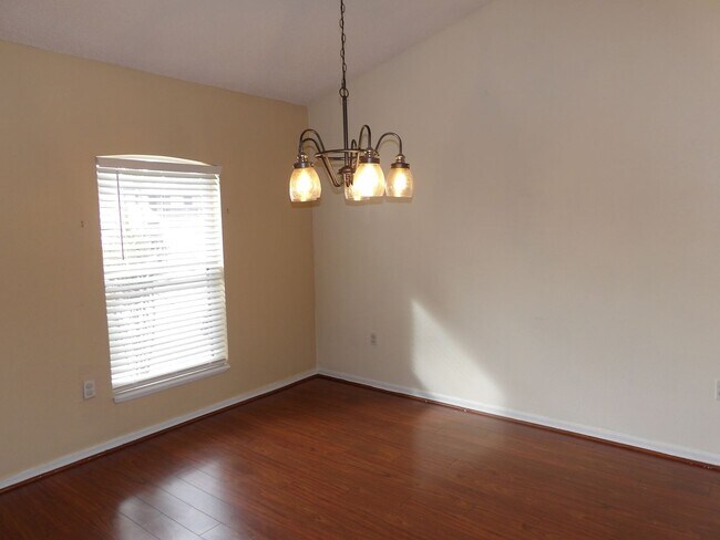 Building Photo - MOVE IN READY 3 Bedroom 2 Bath 2 Car garage