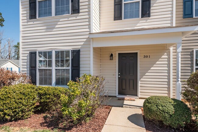 Building Photo - Stunning and Spacious! 3Bed/2.5Bath Townho...