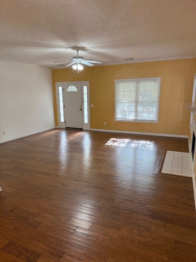 Building Photo - Freshly painted single story in popular We...