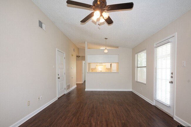 Foto del edificio - Welcome to your new home at our charming property!