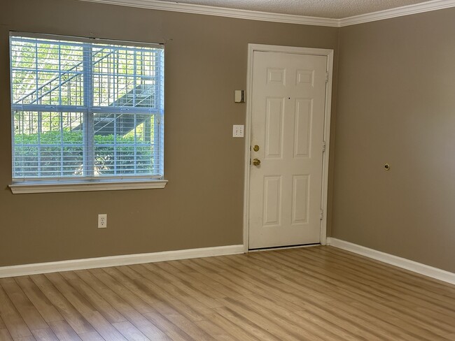 Building Photo - 100 WOODSTONE Dr