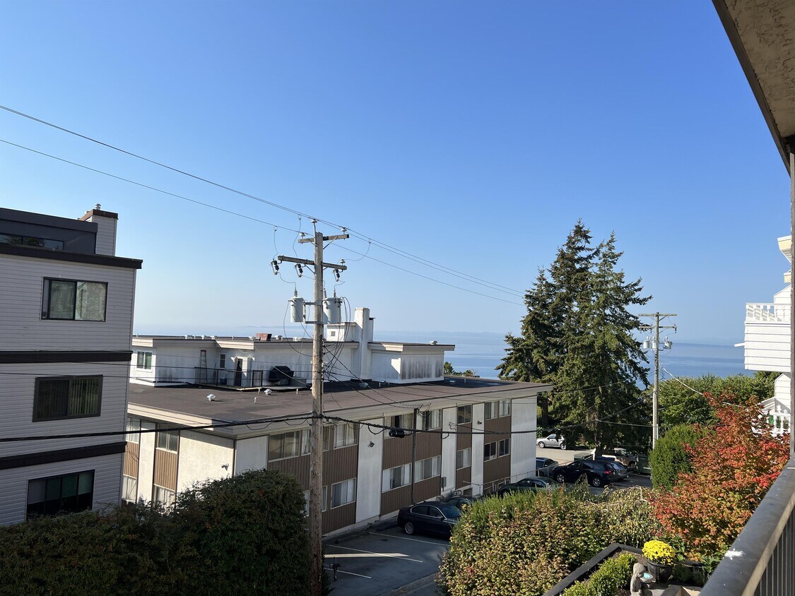 1285 Martin St, White Rock, BC V4B 3W4 Townhouse for Rent in White